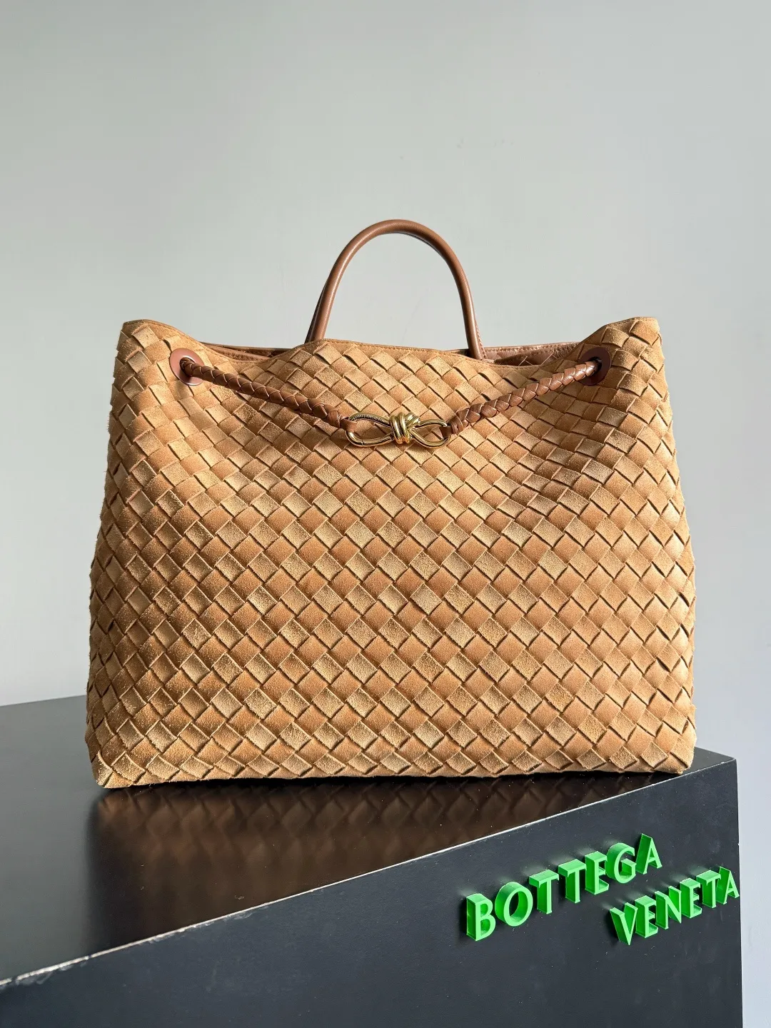 Batch 3760 Recently, the same style of bag that celebrities love is both high-end and practical. Michelle Yeoh, Kim Namjoon, Jing Boran, Tong Liya, Sun Qian, Wu Qianyu, Du Juan, Ma Yili and Bai Baihe are all carrying Bottega Veneta summer series Andiamo handbags. Andiamo has a simple structure and rounded lines. The whole piece is made of Nappa leather. It is comfortable, soft and dynamic. It adds interest to daily life and can be easily matched with various styles. Andiamo handbags are available in three sizes: small, medium and large. There are many colors to choose from, which can meet different needs. You can really carry it whether it is daily or attending events. Style number: 743575 Size: 45*22*34cm